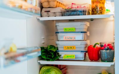 Come tenere il frigo pulito ed ordinato (e mantenere gli alimenti freschi più a lungo)