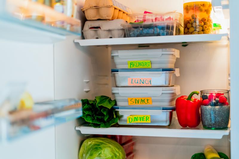 Come tenere il frigo pulito ed ordinato (e mantenere gli alimenti freschi più a lungo)