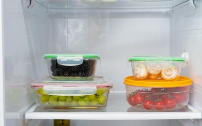 Come tenere il frigo pulito ed ordinato (e mantenere gli alimenti freschi più a lungo)