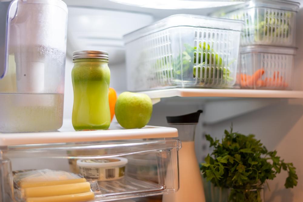 frigo ordinato e pieno di cibo a Bologna