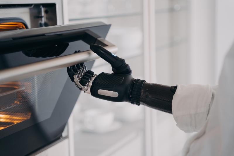 mano robotica apre forno a Bologna