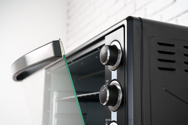 vetro-aperto-forno-nero